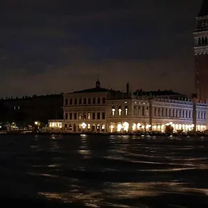 https://mariangela-artists-lodge-venice-30121.hotelinveneto.com